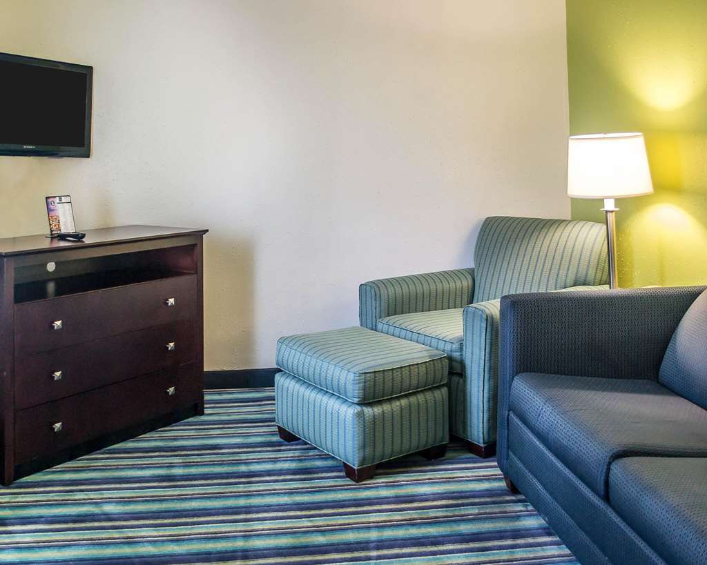 Quality Inn & Suites Rainwater Park Sandusky Room photo